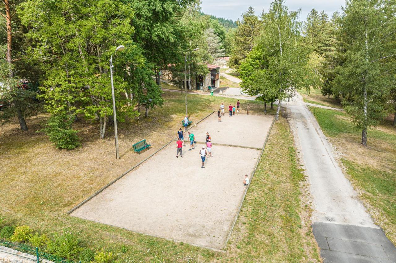 Village De Gites De La Foret De Ganigal Le Malzieu-Ville Exteriör bild