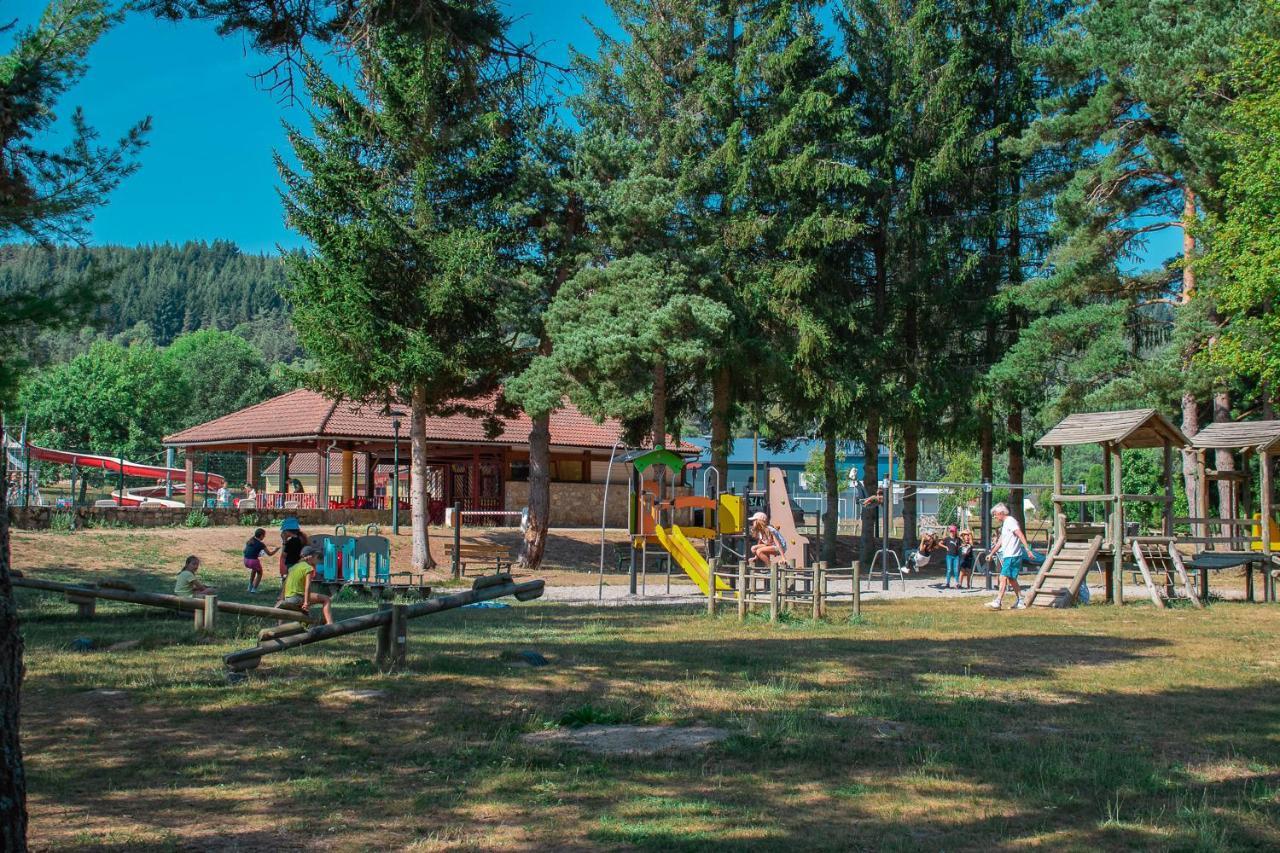 Village De Gites De La Foret De Ganigal Le Malzieu-Ville Exteriör bild